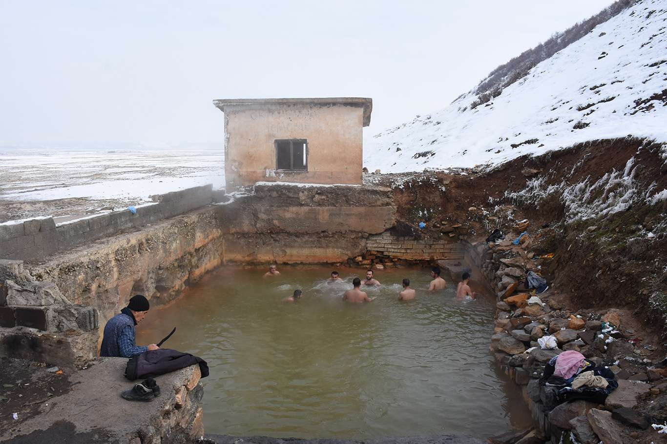 Eksi 20 derecedeki dondurucu soğukta kaplıcada yüzüyorlar